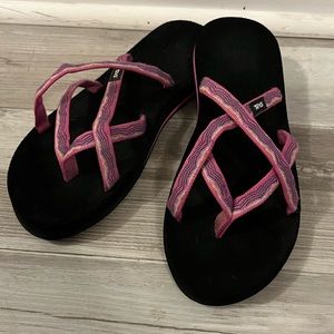 LIKE NEW! Teva sandals in size 8.